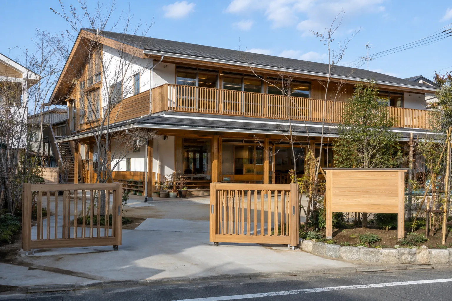 木の門と園舎の外観