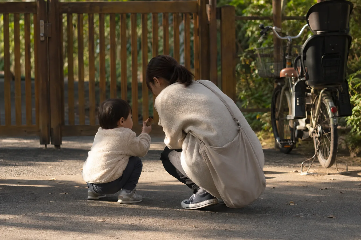 送り迎えの時間に園の前で過ごす親子